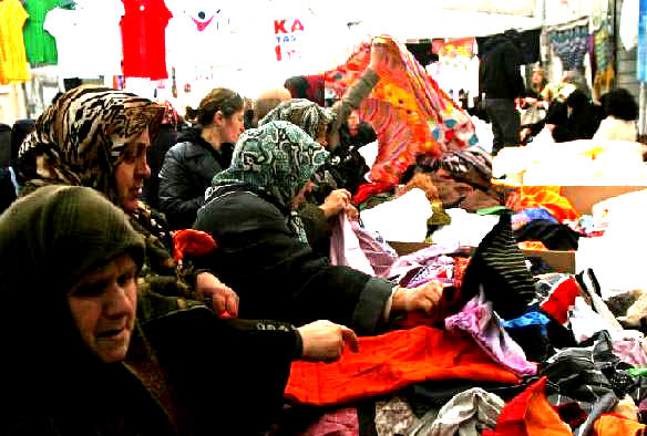 Pierre-Manuel Rault Femmes du peuple au march au tissu iSTANBUL 2007